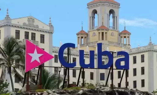 Plakat spotkania podróżniczego przedstawiający budynki i napis Cuba.